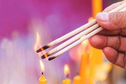 3 sai lầm nhiều người hay mắc khi thắp hương ngày Tết và cần làm gì khi cây hương bị tắt giữa chừng