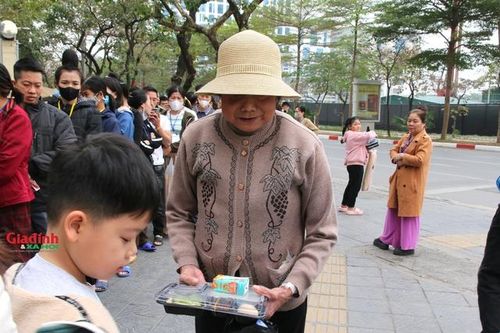 Ấm áp những suất cơm 0 đồng trao tận tay bệnh nhân nghèo ngày Tết Nguyên đán