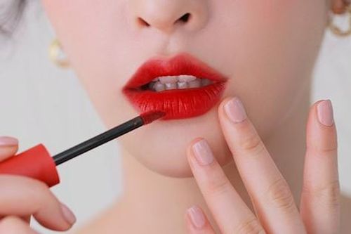 Cách tô son giúp môi mềm mại, không bị khô