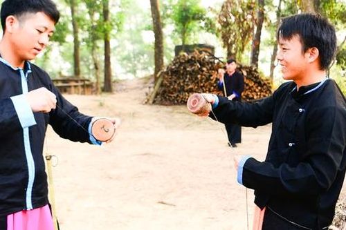 Đàn ông người Mông khéo léo đánh tu lu trong ngày Tết