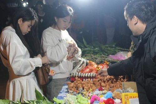 Người dân chen chân 'xin lộc' ở phiên chợ mỗi năm chỉ họp một lần