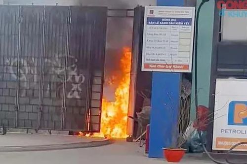 Cháy ở cây xăng khi xe bồn đang tiếp nhiên liệu khiến nhiều người hốt hoảng