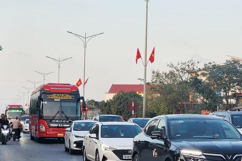 Quảng Bình: Hơn 1.000 xe ô tô ùn ứ nối dài gần 5km khi qua cầu Gianh
