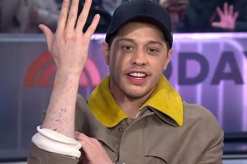 Pete Davidson chi 200.000 USD xóa hình xăm khắp cơ thể