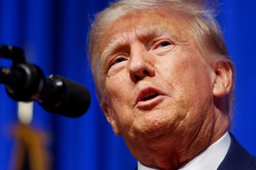 Đằng sau việc ông Trump sa thải hàng loạt quan chức trong đêm