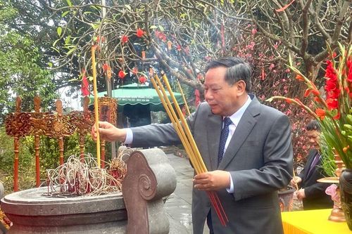 Lãnh đạo Thành phố Hà Nội dâng hương kỷ niệm 236 năm chiến thắng Ngọc Hồi