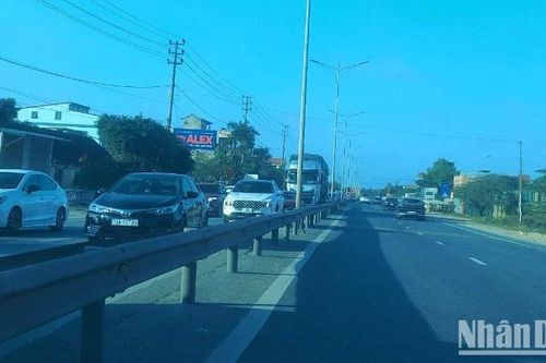 Dù được điều tiết, Quốc lộ 1 qua cầu Gianh ở Quảng Bình vẫn ùn tắc nhiều km