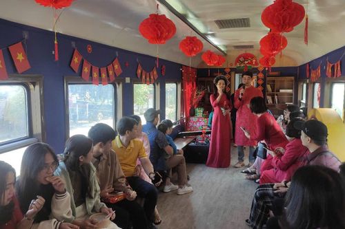 Du Xuân trên chuyến tàu kết nối di sản miền trung