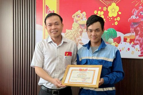 Chuyện hy hữu phía sau việc tìm được kim cương tại bãi rác đêm giao thừa