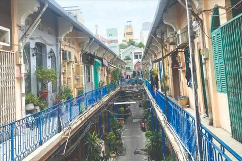 Dưới bóng thời gian