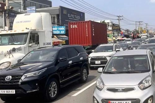 Quốc lộ 51 hướng về Vũng Tàu giao thông ùn ứ