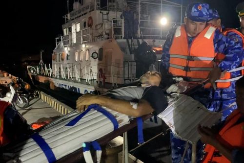 Cứu thuyền viên nước ngoài trên vùng biển Côn Đảo