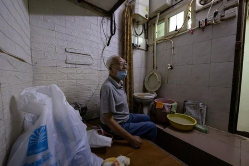 Khốn khổ cuộc sống trong nhà 'quan tài' ở Hong Kong