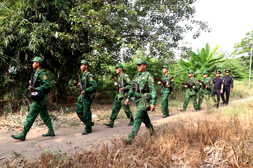 Đón Tết trên đường biên