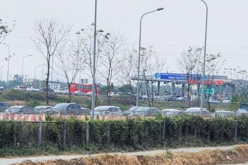Tái diễn ùn tắc khi người dân trở lại các đô thị lớn làm việc sau Tết
