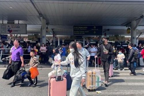 Chưa hết Tết, người dân đã ùn ùn trở lại TP HCM qua sân bay Tân Sơn Nhất