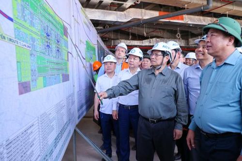 Thủ tướng Phạm Minh Chính thị sát, tặng quà Tết công nhân trên công trường sân bay Long Thành