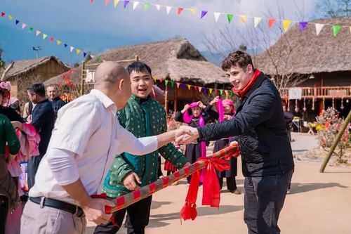 Du khách đắm mình trong Lễ hội Xuân mở cổng trời Fansipan