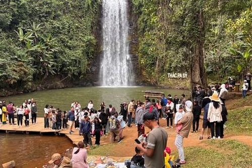 Măng Đen 'cháy' phòng khách sạn dịp Tết