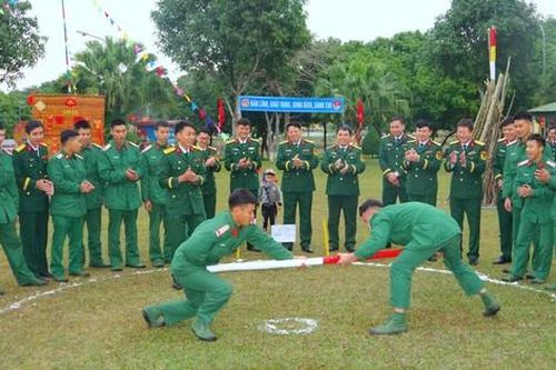 Chiến sĩ 'chân đồng, vai sắt' rộn ràng vui xuân mới