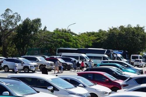 Dòng người đổ về chùa Linh Ứng, xe nhích từng chút trên bán đảo Sơn Trà