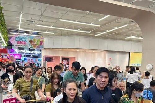 Đông nghịt người tại các khu vui chơi, trung tâm thương mại ở TPHCM