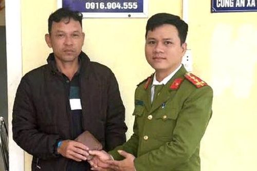 Đi chơi Tết, nam thanh niên nhặt được hơn 21 triệu đồng