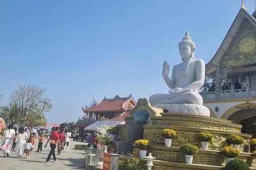 Nghìn người đổ về tham quan ngôi chùa có view cửa biển tuyệt đẹp ở Thanh Hóa