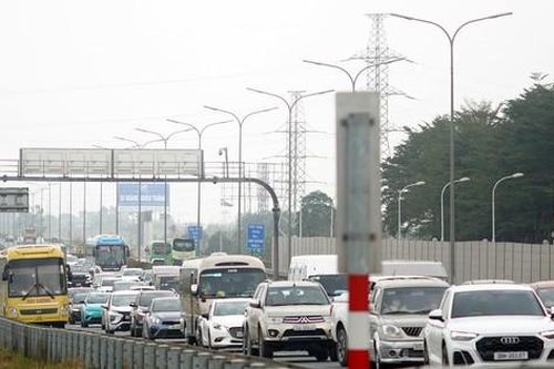 Mùng 4 Tết: Phương tiện ùn dài tại cửa ngõ Thủ đô
