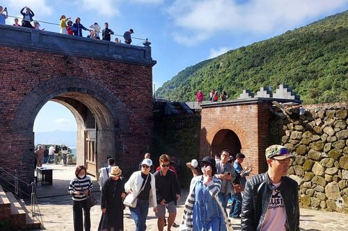 Mùng 4 Tết, nườm nượp người dân vượt đèo đến di tích Hải Vân Quan du xuân