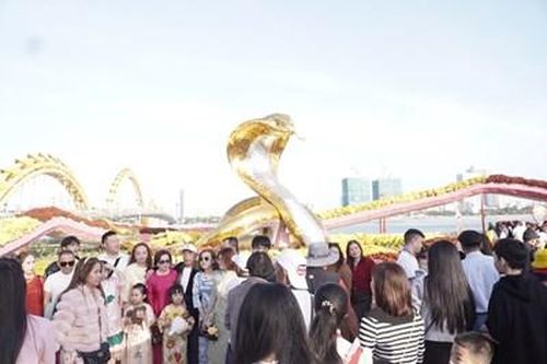 Người dân Đà Nẵng nô nức du xuân đầu năm mới Ất Tỵ 2025