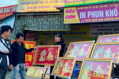 Sôi động thị trường tranh mừng thọ tại Nghệ An đầu năm mới