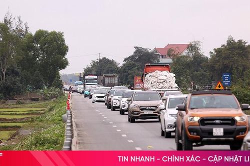 Xe nối hàng dài, di chuyển khó khăn trên quốc lộ 1 qua Hà Tĩnh