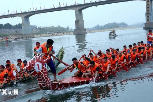 Trên 450 vận động viên sôi nổi đua thuyền truyền thống trên sông Lô