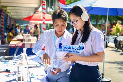 TP Hồ Chí Minh: Lì xì 20.000 cuốn sách nói cho người dân tại Đường sách Tết Ất Tỵ