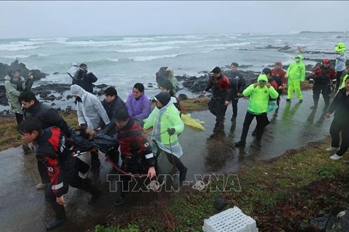 Hàn Quốc: 2 tàu đánh cá mắc cạn ngoài khơi đảo Jeju