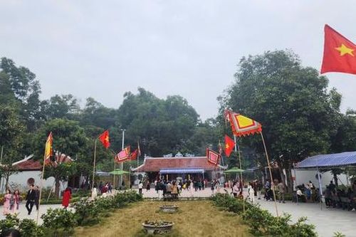 Du khách nô nức về cầu bình an tại đền Quả Sơn ngàn năm tuổi