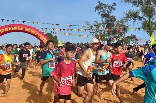 Hơn 340 vận động viên tranh tài trong giải chạy vượt Đồi cát Mũi Né Tết Ất Tỵ