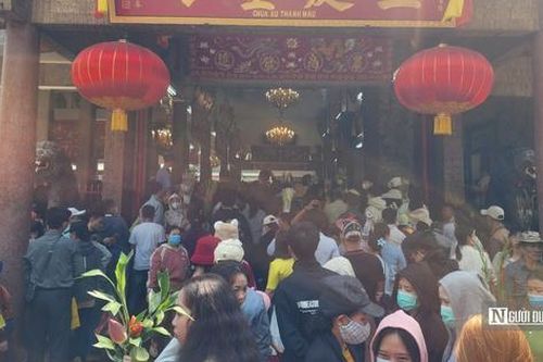 Hàng ngàn người đổ về Miếu Bà Chúa Xứ núi Sam ngày đầu năm
