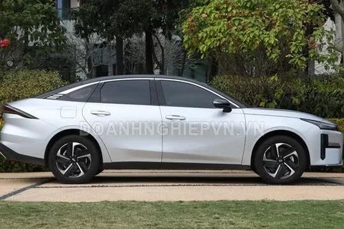 Xe sedan hạng C công suất 324 mã lực, 'uống xăng như ngửi', giá ngang Hyundai Grand i10