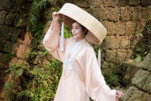Người đẹp Vbiz diện áo dài đón Tết 2025: Thùy Tiên rực rỡ, Xoài Non 'tình bể bình' bên Gil Lê