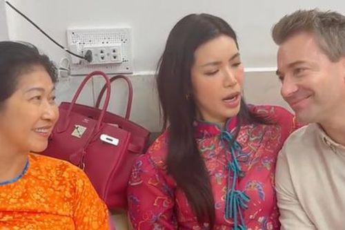 Chồng Tây của Minh Tú bập bẹ chúc Tết mẹ vợ bằng tiếng Việt