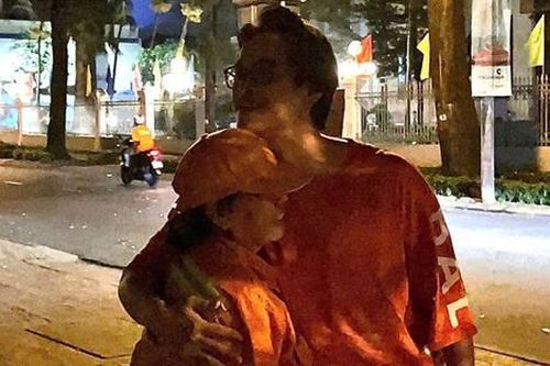 Hà Anh Tuấn ghi điểm vì một hành động đêm giao thừa, nghe xong ai cũng xúc động