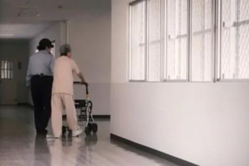 Bà cụ 81 tuổi cố tình trộm cắp để đi tù, lý do đằng sau khiến nhiều người rơi nước mắt