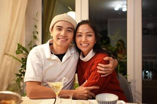 Loạt ảnh thân mật của H'Hen Niê và bạn trai được 'chính chủ' công bố