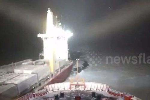 Tàu phá băng hạt nhân mất kiểm soát đâm trúng tàu chở hàng mắc cạn
