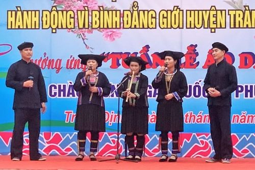 Say đắm làn điệu dân ca của người Mông ở Cao Minh