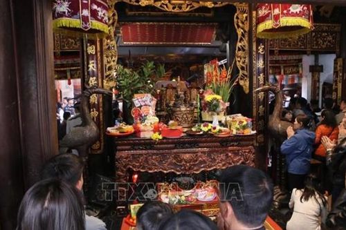 Tấp nập người dân, du khách đến đền Trần du xuân đầu năm mới
