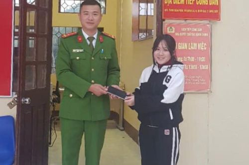 Nhặt được điện thoại, chiến sĩ công an trả lại người đánh rơi