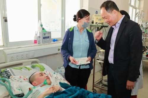 Chủ tịch UBND tỉnh Lâm Đồng thăm hỏi bệnh nhân khó khăn và lực lượng Công an, Quân đội nhân dịp Tết Ất Tỵ